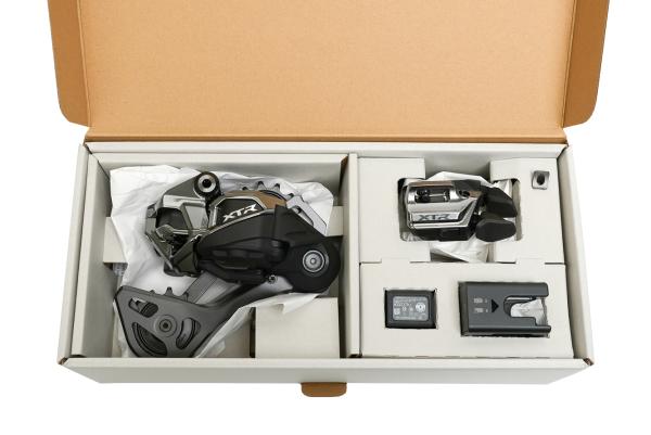 Shimano XTR Di2 Upgrade Kit, Set mit RD-M9250 -SGS/SW-M9250-IR/BT-DN320/EC-DN100/SM-CN910-12 Box  Produktbild 1